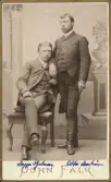 Porträtt av två män. Fr v. pappa Hjalmar och Otto Boström (enligt text framsida kort).