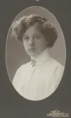 Porträtt av Signe Carlson 1910 (enligt text baksida kort).