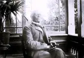 Foto av Per Johan Haegerstrand sittande på sin veranda, troligen Gröndal. Bildtext i album: 