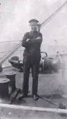 Foto av en sjöman. Bildtext i album: 