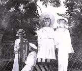 Foto av barn och vuxna vid grinden. Bildtext i album: 