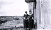 Foto av två kvinnor på en balkong, 1914.