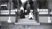 Foto av kvinna, man och barn på verandan till Gröndal, 1910.