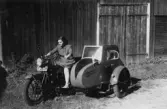 Kvinna på sidovagnsmotorcykel i Hallsberg, 1951