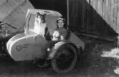 Kvinna med hund i en sidovagnsmotorcykel i Hallsberg, 1951
