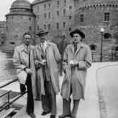 Tre män på Kvarnbron utanför Örebro slott