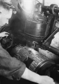 Man vid tryckpress, 1944