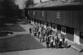 Skolklass på resa till Siggebohyttans bergsmansgård, 1945