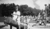 Barn på gungbräda i Stadsparken i Örebro, 1939