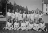 Skolklass under gymnastiklektion i Almby skola, 1945