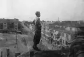 Pojke på hustak, 1945