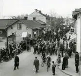 Bollnäs omkring 1940. Ett socialdemokratiskt demonstrationståg på Långgatan den 1:a maj.