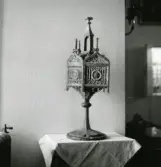 Relikskrin på ett bord i Bollnäs kyrka.