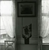 Väggmålning mellan två fönster. Gård i Växbo, Bollnäs.