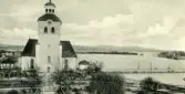 Bollnäs kyrka med vyer. Till höger syns järnvägsrälsen intill.