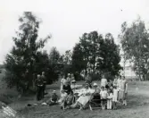 Kafferep i Herte, Bollnäs, juli 1928. Flera av personerna håller i varsina kaffekoppar.