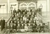Läsbarnen vid Prästgården i Bollnäs, 1906. Konfirmationspräst Persson.