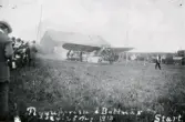 Flyguppvisning i Bollnäs 24-25 augusti år 1913. Troligen baron C. Cederström i sin Bleriot. Kapten H. Sundstedt.