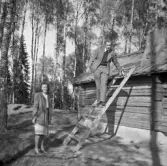 Majken och Folke vid fornstugan i parken