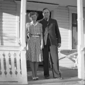 Elsie och Alf Blocking på verandan