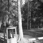 Elsie och Gustav på verandatrappan