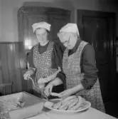 Mor och Dagny gör julkorv