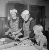 Mor och Dagny gör julkorv och Mary tittar på