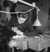 Kurt skär i verkstaden