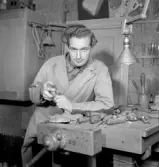 Folke skär i verkstaden