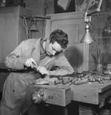 Folke skär i verkstaden