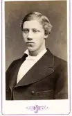 Porträtt av Oscar W. Schultén född 25/4 1858. Foto taget 1877 (enligt text baksida kort).
