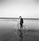 Bengt åker cykel i vattnet