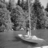 Kvinna på segelbåt