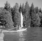 Man på ruffad segelbåt