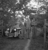 Blocking med vänner vid bilen