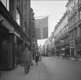 Alf Blocking gående på stadsgata