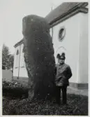 Flo kyrka. Bautasten på kyrkogården