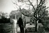 Fotografiet är taget år 1948 och det syns vilken årstid det är. Fotografiet är taget under möjligtvis vår eller tidig sommar, av det knoppande fruktträdet till höger i bild. 

Vi ser Inga-Lill Börjesson och Åke Börjesson som står utanför deras hus.