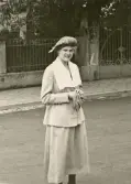 Paris 1920. En ung kvinna i promenaddräkt och hatt avfotograferad på en gata.
Margareta Bergstedt (senare g. Lidén).