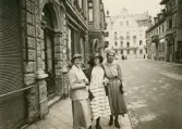Paris (?), 1920. Tre unga kvinnor på en stadsgata.
Till vänster syns Margareta Bergstedt (senare g. Lidén).