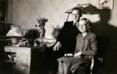 Fotografi som visar Åke och Inga-Lill Börjesson fotograferade hemma Edit Andersson född Olson och Ernst Anderssons hem 1945, det år som andra världskriget avslutades.
