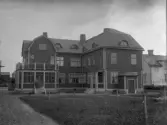 Patron Klas Söderbergs villa på stationsgatan 16. Huset ritades år 1909 av arkitekten August Atterström. Söderberg flyttade in i huset år 1910 med sina barn. 