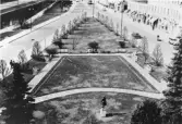 Strykjärnsparken i Söderhamn (Jerntorget). Norra Hamngatan och Köpmangatan på var sida. Foto omkring 1960.