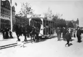 Barnens dag i Söderhamn år 1906. Hästspårvagnarna var endast ett inslag i festligheterna.