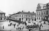 Helsinge Regemente på Fältmarsch över Rådhustorget, Söderhamn. Foto omkring år 1900.