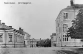 Prästgårdsgatan österut från Rådhusparken i Söderhamn. Foto i början av 1900-talet.