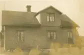 Fotografiet föreställer Fridhemsberg på Solhemsgatan 10 och är taget 1925. 
Små fruktträd syns på framsidan till boningshuset.
Fotografiet är något skadat.