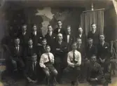 Enligt uppgifter föreställer bilden den första slöjdgruppen år 1925. Att det är 1920-talet går att urskilja på pojkarnas klädsel: Lägg märke till att pojkarna bär kortbyxor och knästrumpor utöver skjorta och slips.
Åke Börjesson är en av pojkarna på fotografiet, närmare bestämt den tredje från vänster på andra raden räknat.