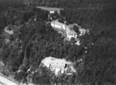 Flygbild över Spenshults Reumatikersjukhus med personalbyggnader nere till höger. Anläggningen ritades av arkitekt Ivar Tengbom och ligger i Spenshults Kronopark.

Spenshults sanatorium var ett av de så kallade jubileumssanatorierna som uppfördes med medel från konung Oskar II:s jubileumsfond. Sanatoriet invigdes 1913 som det fjärde av jubileumssanatorierna. 1953 upphörde sanatorievården vid Spenshult och byggnaden överläts till Riksförbundet för reumatism och blev Spenshults reumatikersjukhus. Verksamheten avvecklades 2014.