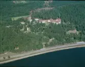 Flygbild över Spenshults sjukhus med ån Nissan i förgrunden. Anläggningen ligger i Spenshults kronopark och var ursprungligen ett av de så kallade jubileumssanatorierna som uppfördes med medel från konung Oskar II:s jubileumsfond. Sanatoriet ritades av arkitekt Ivar Tengbom och invigdes 1913 som det fjärde av jubileumssanatorierna. 1953 upphörde sanatorievården vid Spenshult och byggnaden överläts till Riksförbundet för reumatism och blev Spenshults reumatikersjukhus. Verksamheten avvecklades 2014.